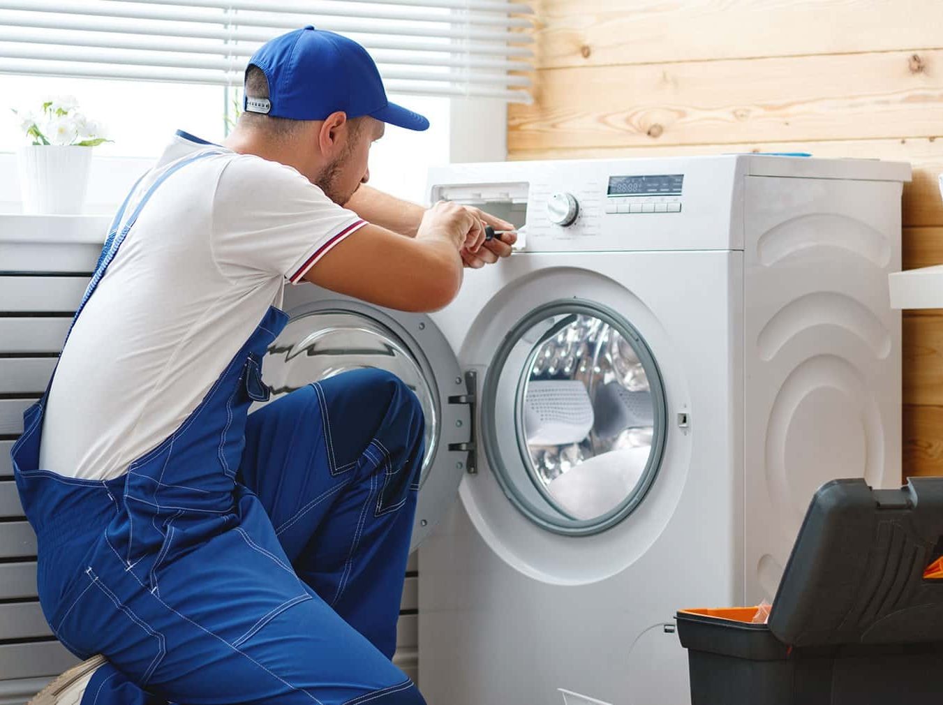 Técnico reparando electrodoméstico Siemens en Espirdo
